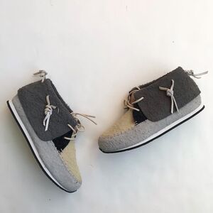 AKID NWOT stone shaggy suede moccasin sneakers size 2 youth